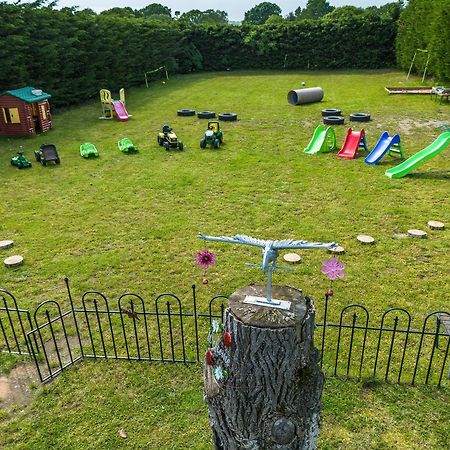 Upside Down House - Sleeps Up To 6 Guests - Great For Family And Friends Gatherings,Corporate Events ,Near Sherwood Forest At Fairview Farm In Nottingham Set In 88 Acres Exterior foto