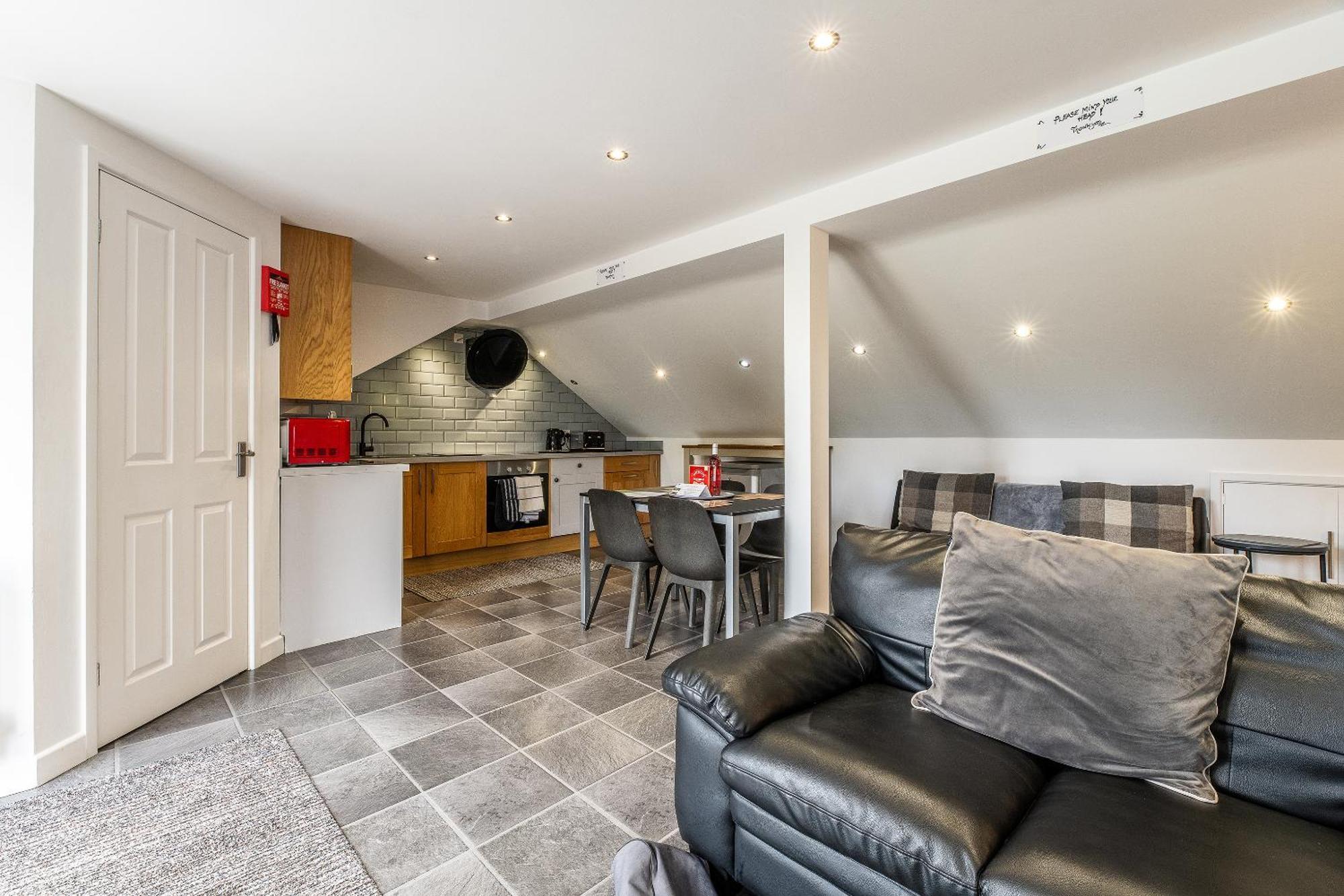 Upside Down House - Sleeps Up To 6 Guests - Great For Family And Friends Gatherings,Corporate Events ,Near Sherwood Forest At Fairview Farm In Nottingham Set In 88 Acres Exterior foto